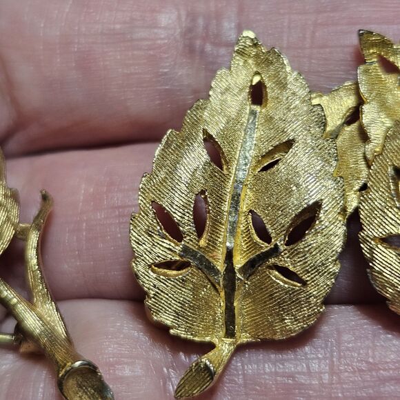 BSK Vintage Gold Plated Leaf Brooch & Clip-on Earring Set - Picture 14 of 15